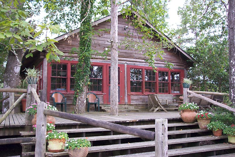 Outside view of Log Cabin Lodge